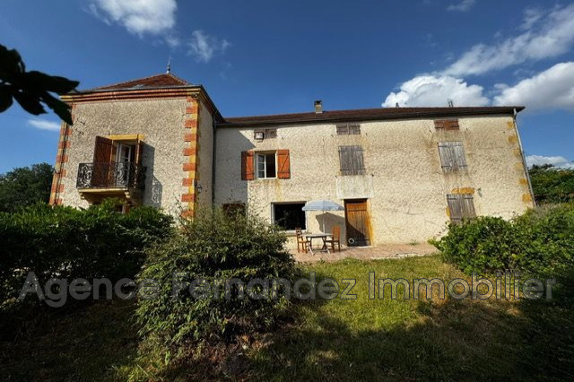 Corps de ferme et dépendances. Belle situation calme avec vue