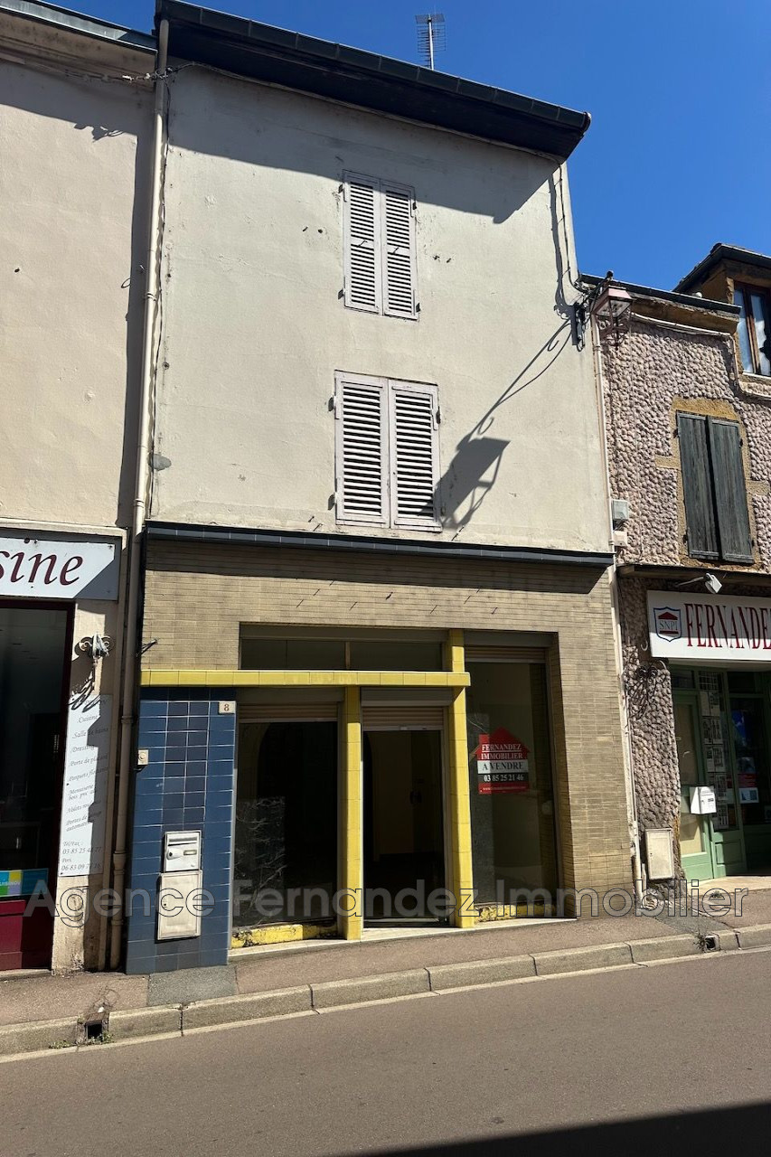 Maison de ville proche commerces, à rénover.