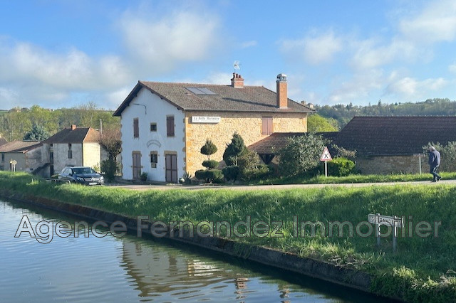 Ancien restaurant à rénover en bordure de Canal