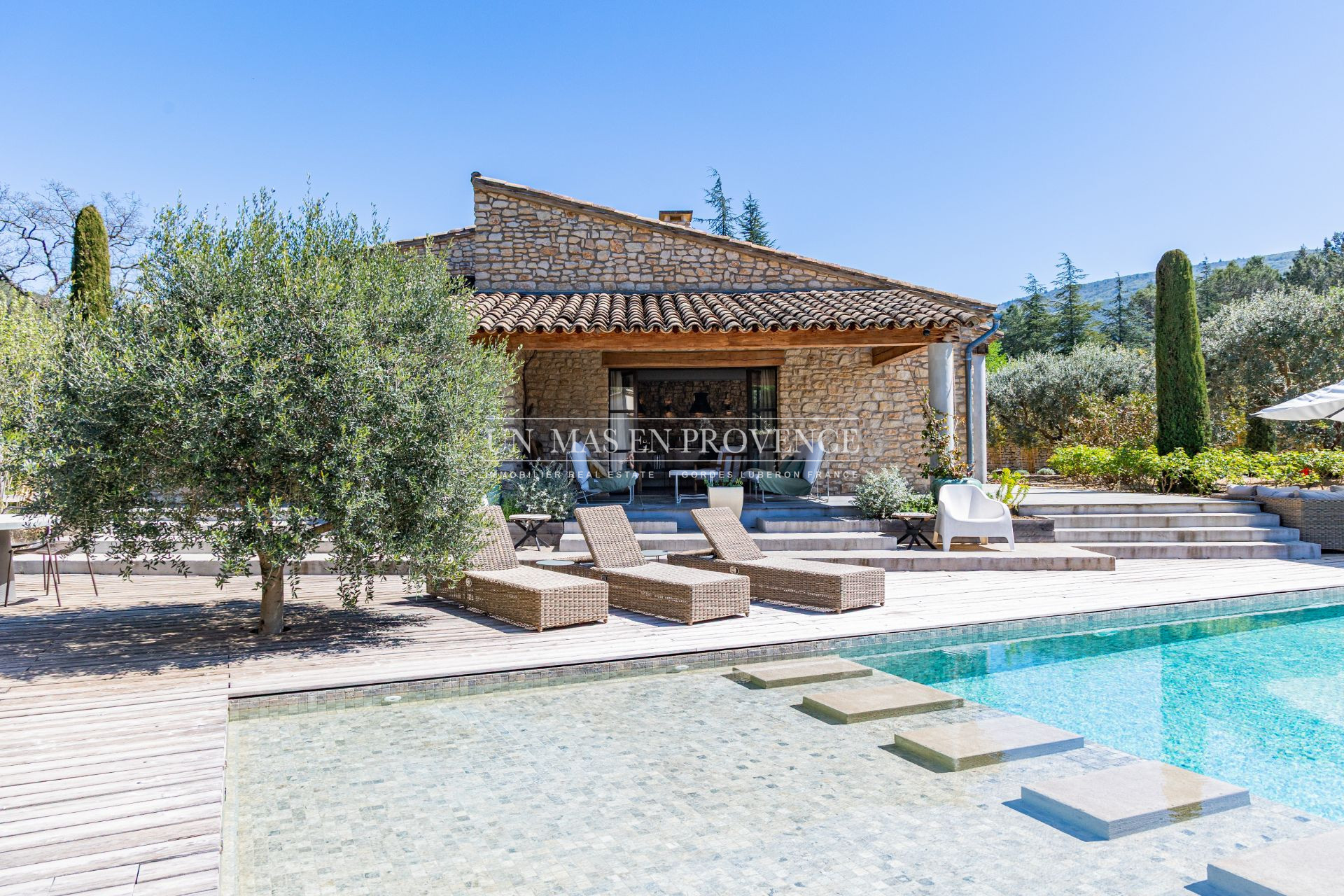 Agence immobilière de UN MAS EN PROVENCE