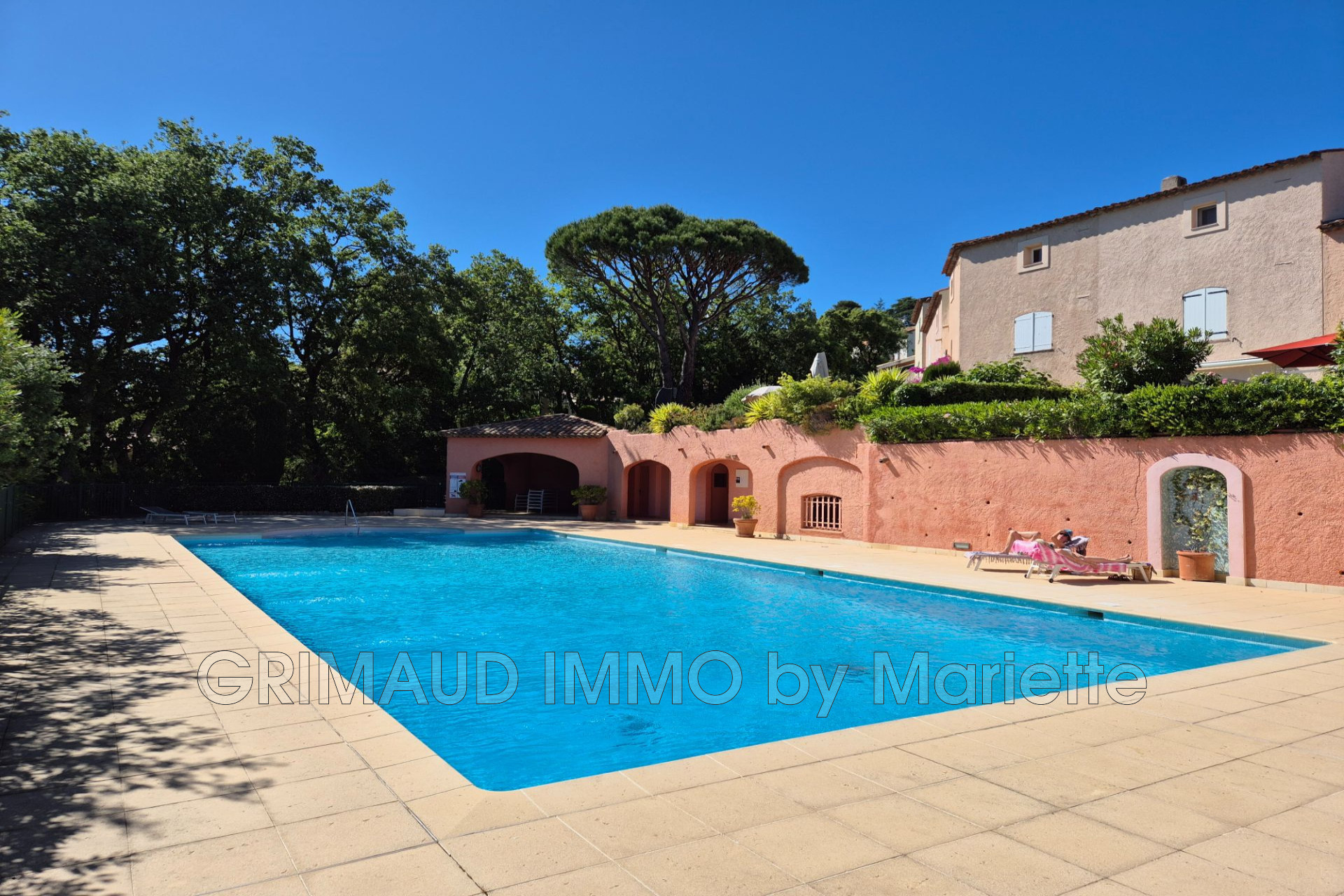 Bel appartement T2 dans residence avec piscine, village grimau