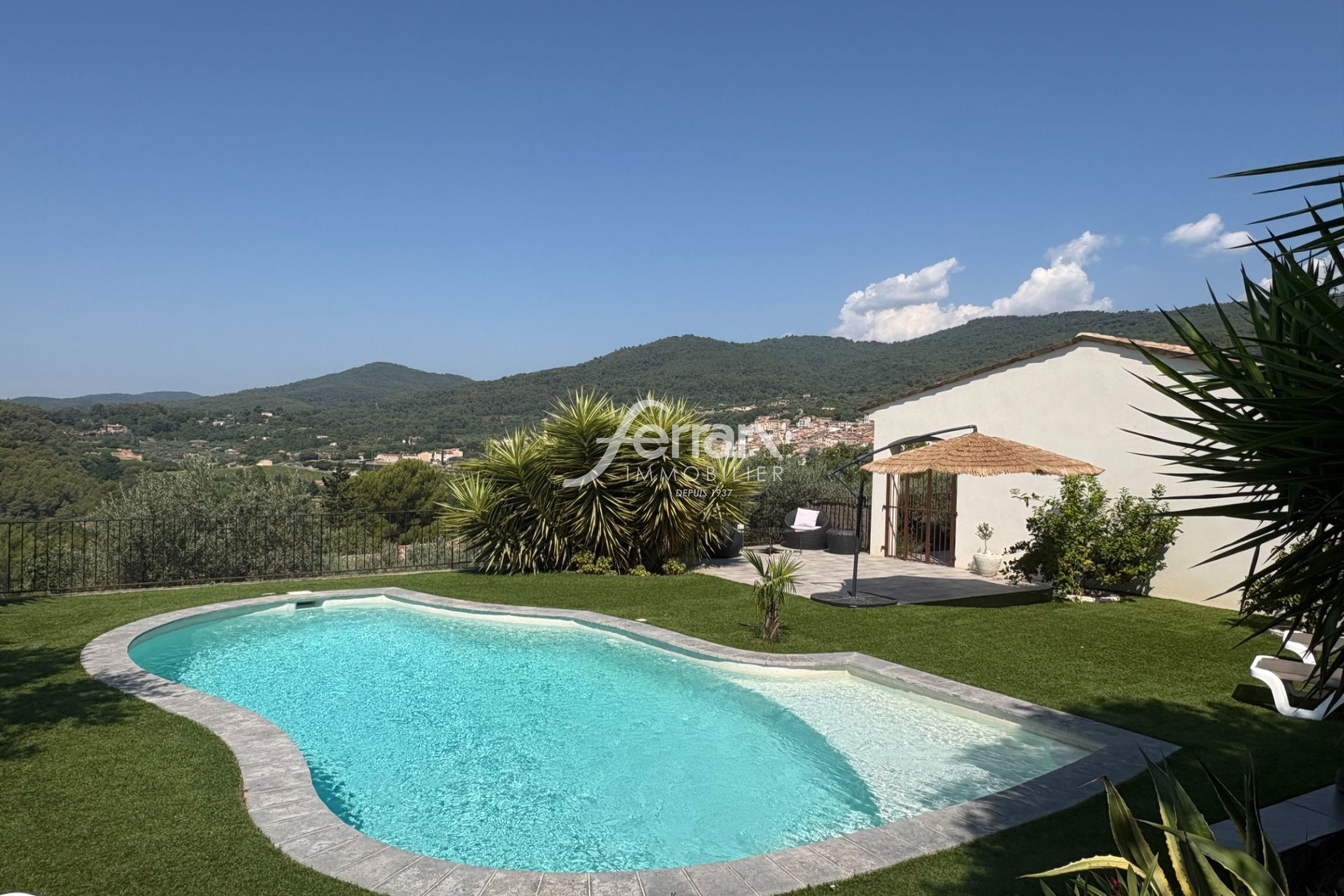 Magnificent property with a pool and garage, ideally located — photo 2 of 3