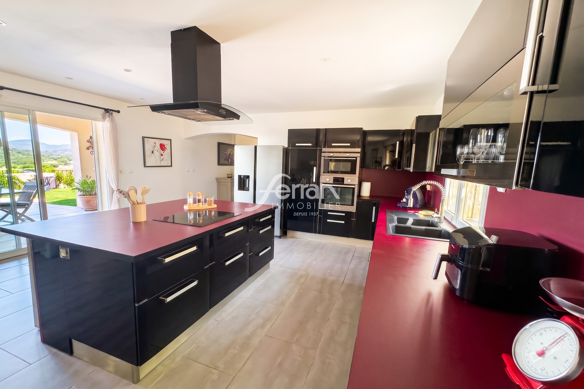Magnificent property with a pool and garage, ideally located — photo 3 of 3