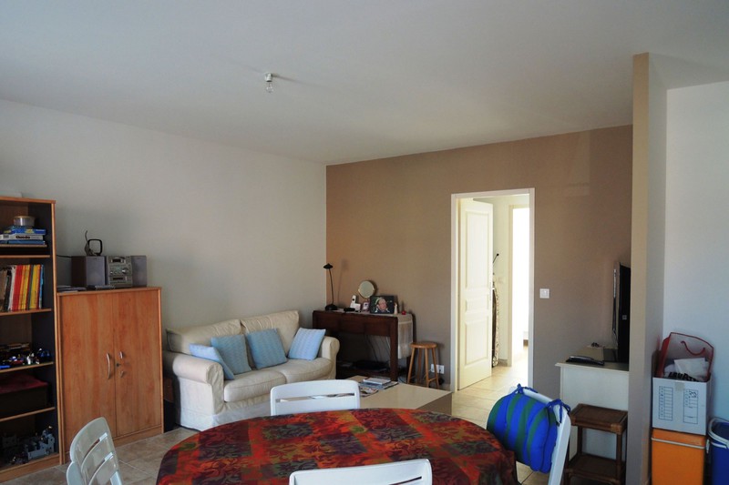 Appartement Eyguières  ,  Location appartement  3 pièces   58&nbsp;m&sup2;