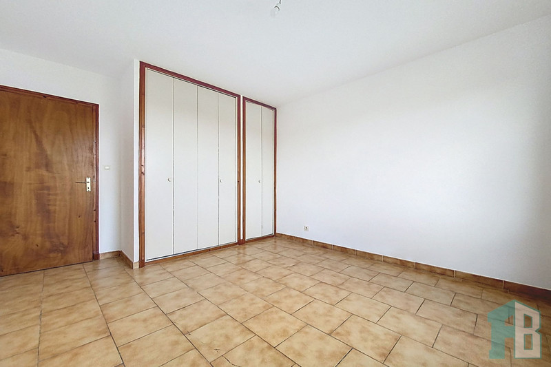 Location appartement Eyguières  