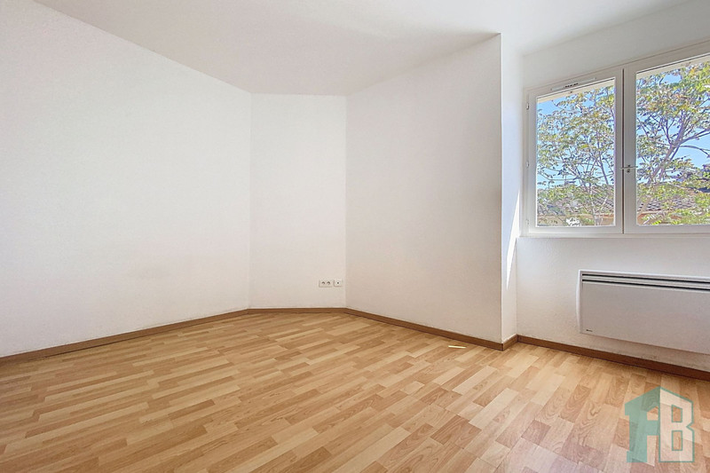 Location appartement Eyguières  