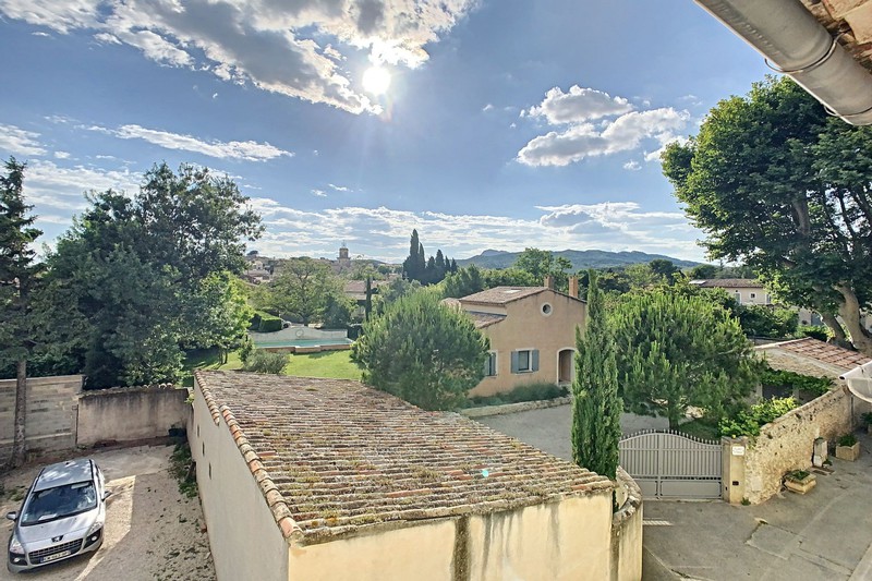 Location appartement Eyguières  