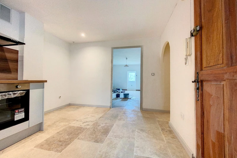 Location appartement Eyguières  