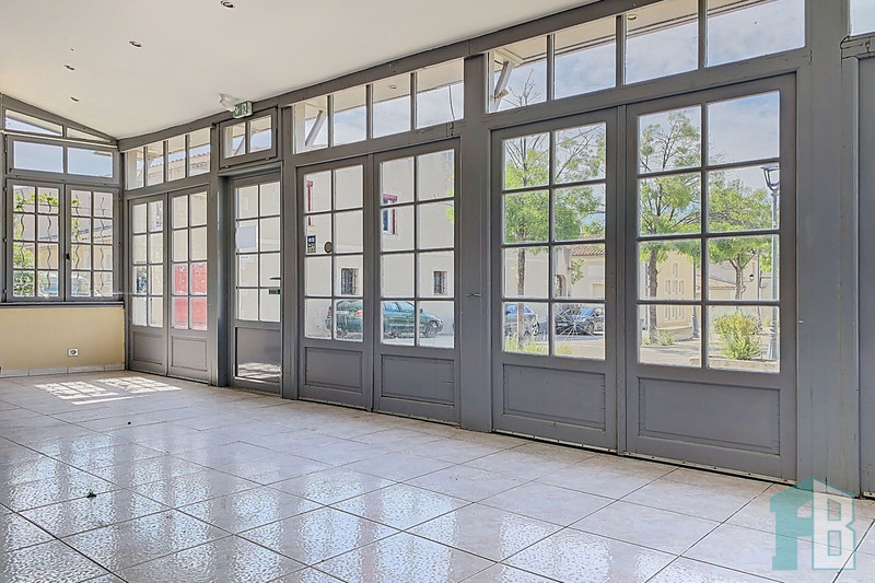 Professionnel local commercial Aureille  
