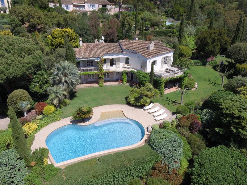 Photos Acheter ou louer pour les vacances une maison de standing avec piscine et vue sur mer entre Sainte Maxime et Grimaud