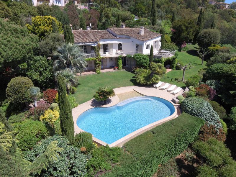 Photos Villa avec piscine et très belle vue mer sur le Golfe de St-Tropez à louer pour les vacances