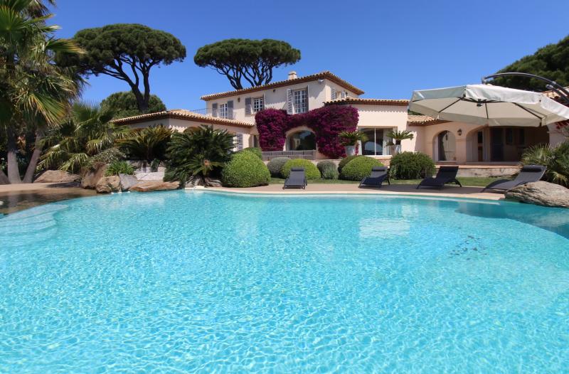 Photos Belle villa avec piscine et vue sur mer à louer pour 10 personnes dans un domaine sécurisé proche du centre et de la plage à Sainte Maxime.