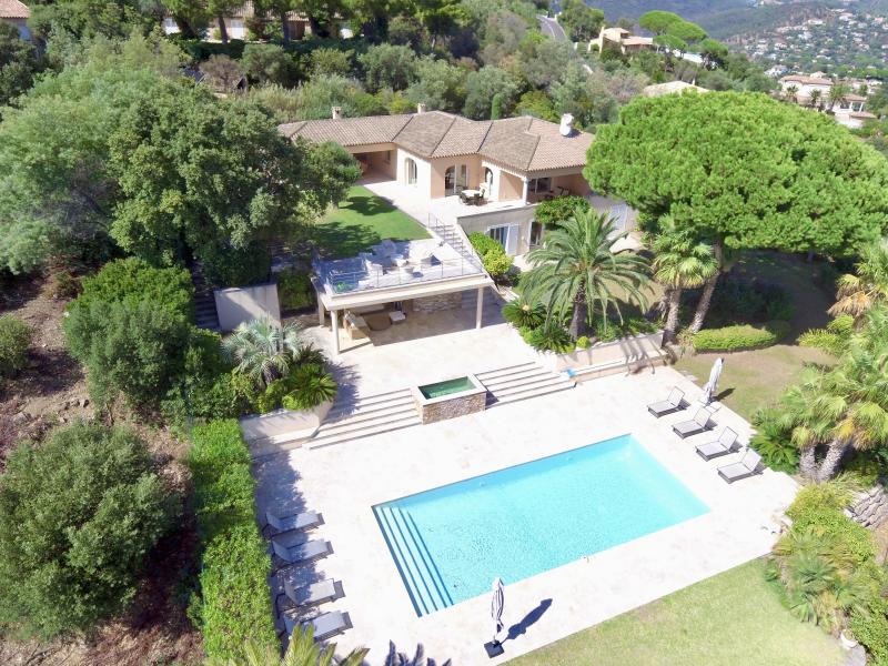 Photos Belle villa avec piscine et vue sur mer à louer pour 8 personnes dans un domaine sécurisé à Sainte Maxime.