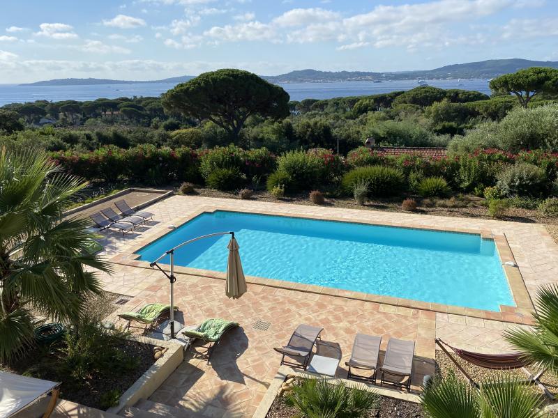 Photos Belle villa avec piscine et vue mer panoramique sur le Golfe et le village de Saint-Tropez a louer pour 10 à 12 personnes entre Sainte Maxime et Grimaud 