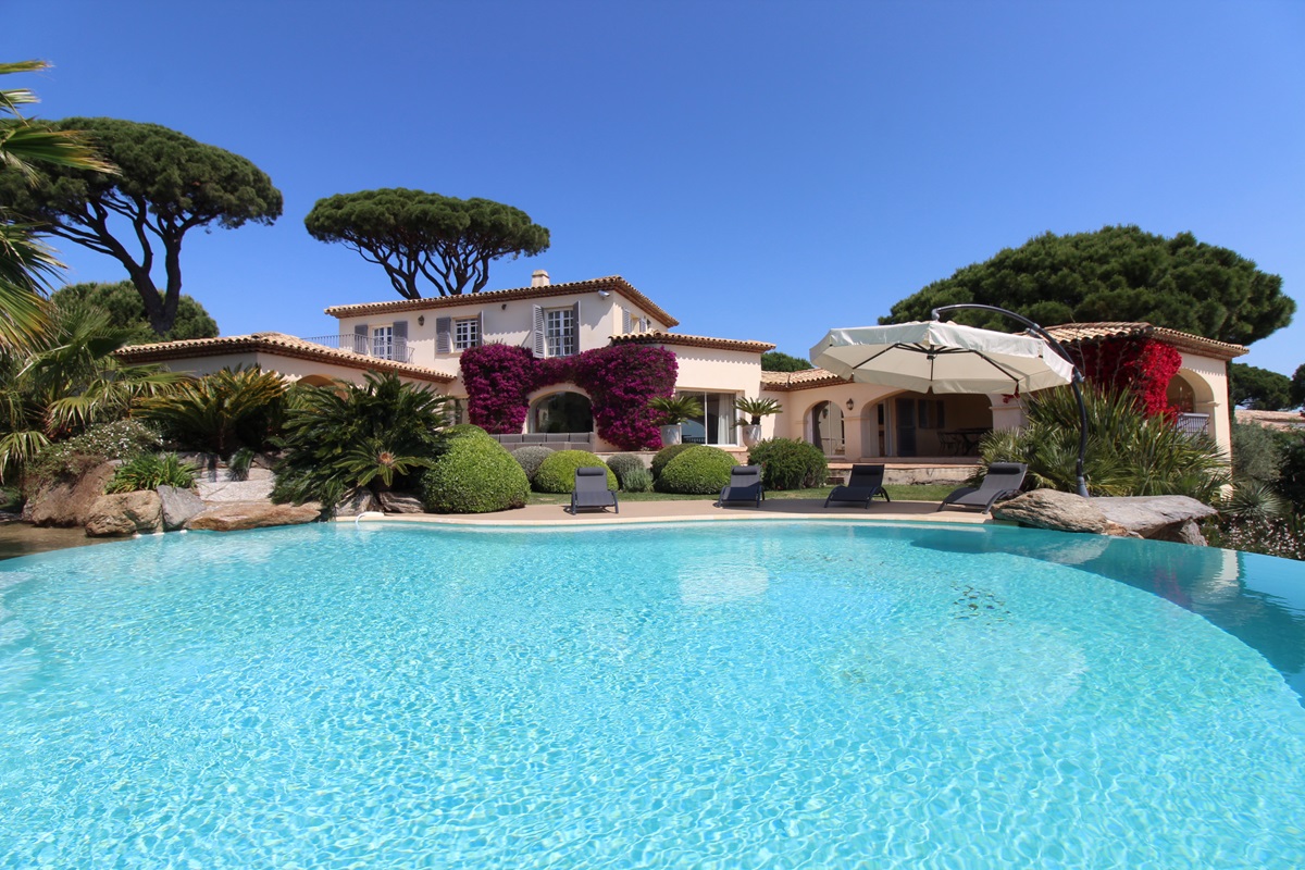 Villa à louer à la saison à Sainte-Maxime avec piscine et vue mer sur le golfe de Saint-Tropez Sait