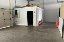 Professionnel local commercial Claira  