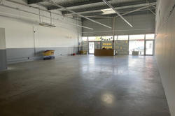 Professionnel local commercial Claira  