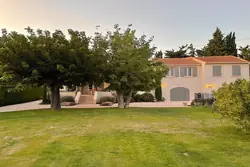 Location saisonnière villa Saint-Etienne-du-Grès  