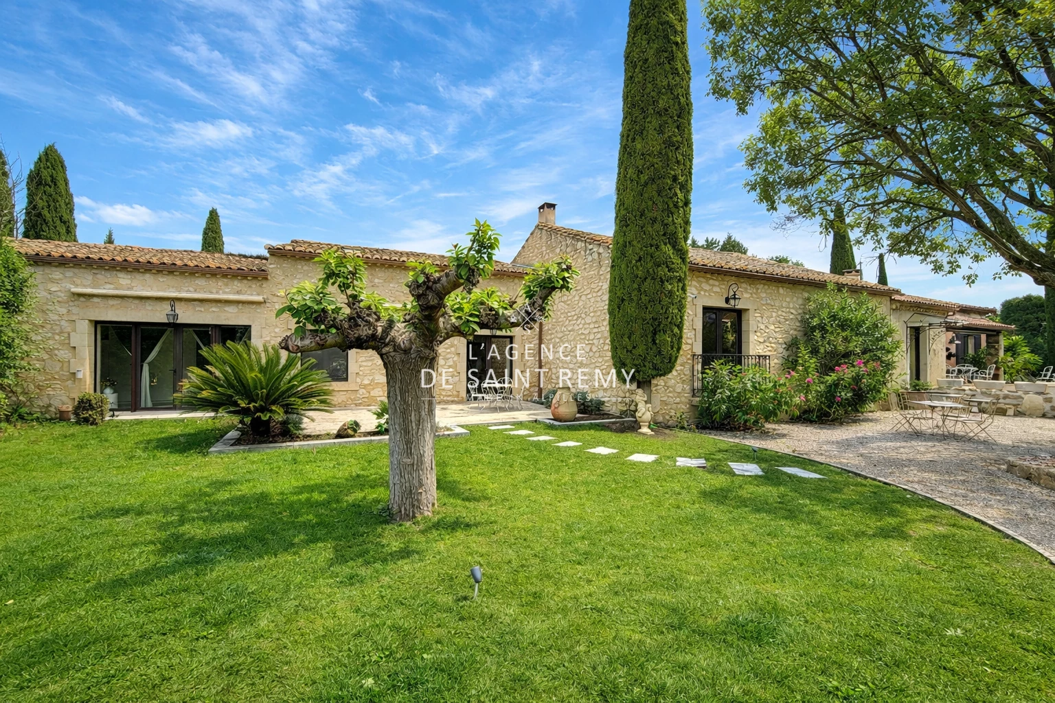 Maison 6 pièces 300 m² · à Mollégès · 300 m² · 1 484 000 €