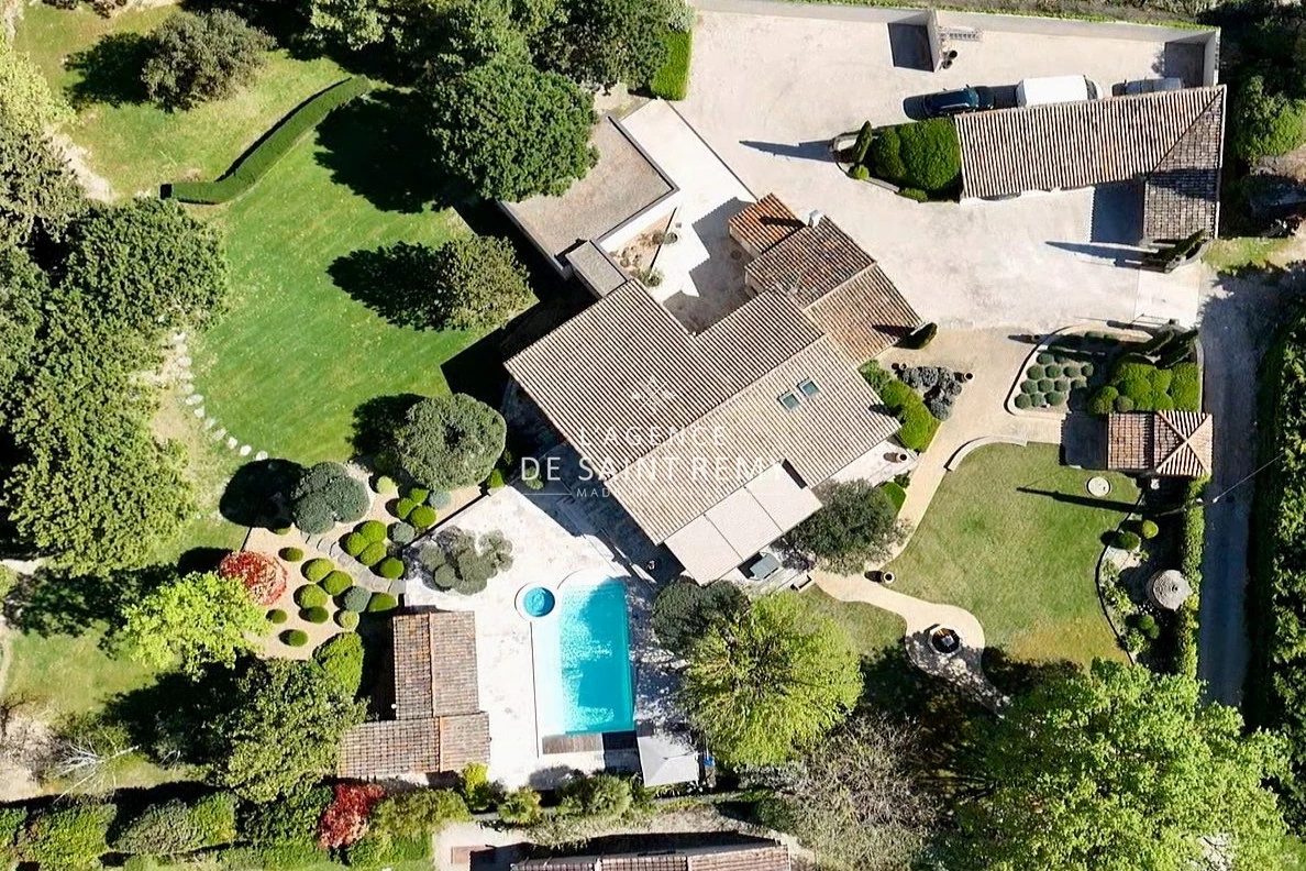 Maison 8 pièces 300 m² · à Campagne · 300 m² · 1 590 000 €