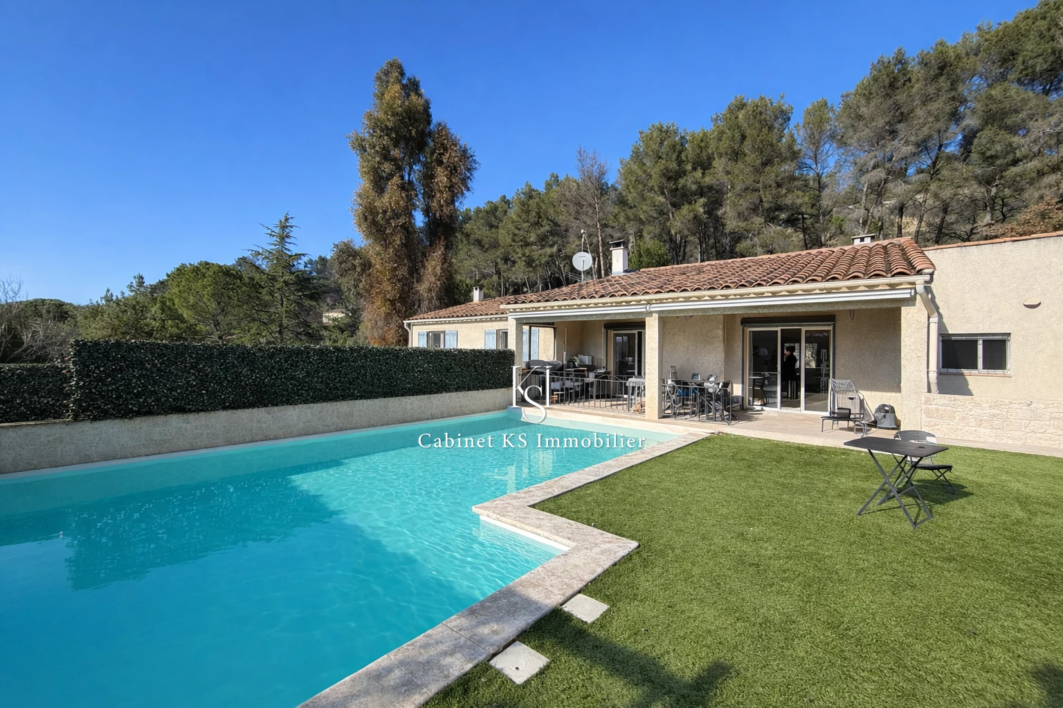Maison 12 pièces 50 m² · à Châteauneuf le Rouge · 50 m² · 820 000 €