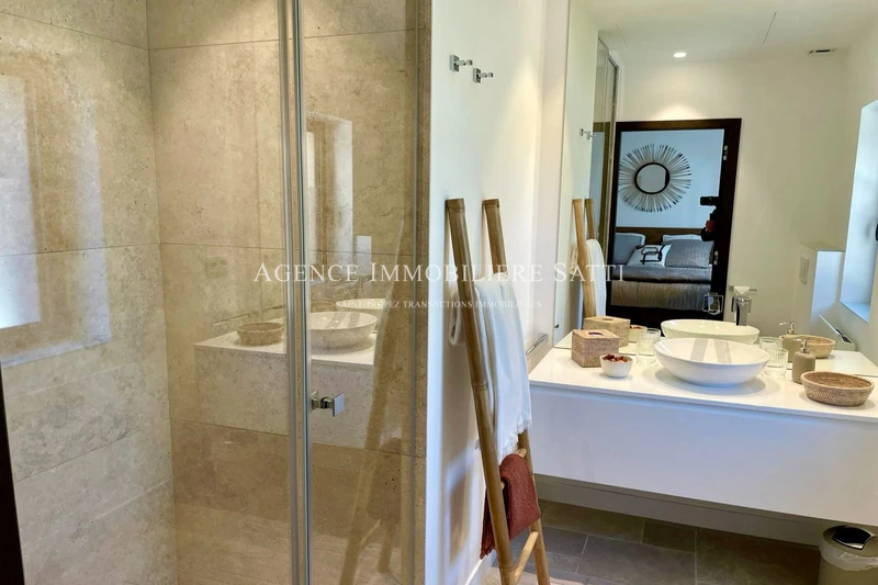 Location saisonnière villa contemporaine Saint-Tropez  