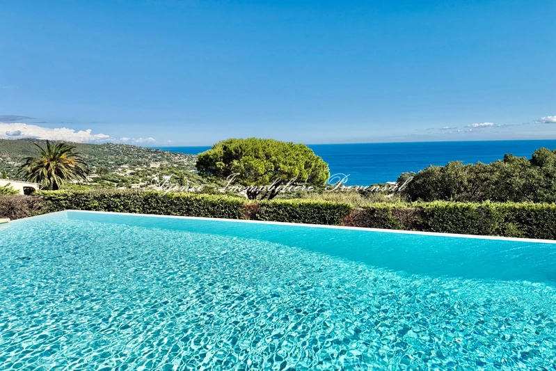 Vente villa provençale Sainte-Maxime  Villa provençale Sainte-Maxime Proche plages,   achat villa provençale  5 chambres   213&nbsp;m&sup2;