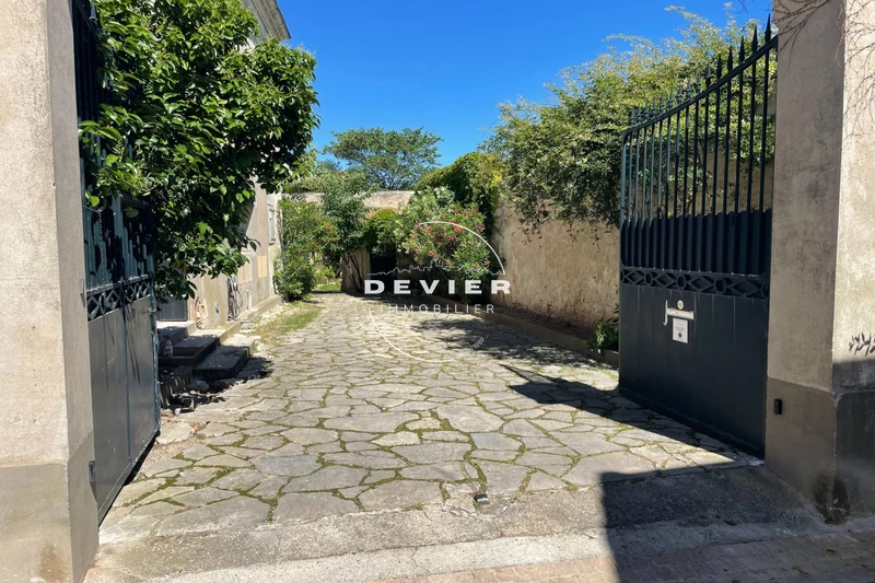 Maison de maître Saint-Geniès-des-Mourgues   achat maison de maître  7 chambres   245&nbsp;m&sup2;