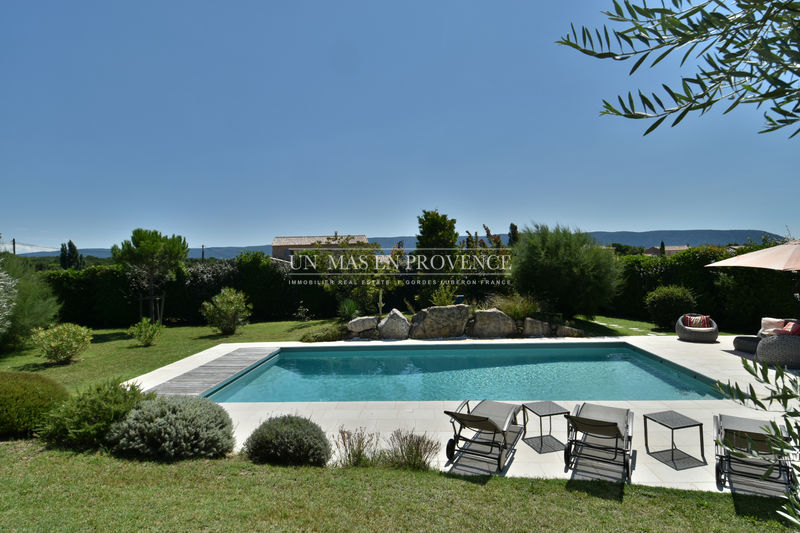 Location saisonnière villa provençale Gordes  Villa provençale Gordes  Location saisonnière villa provençale  4 chambres   240&nbsp;m&sup2;