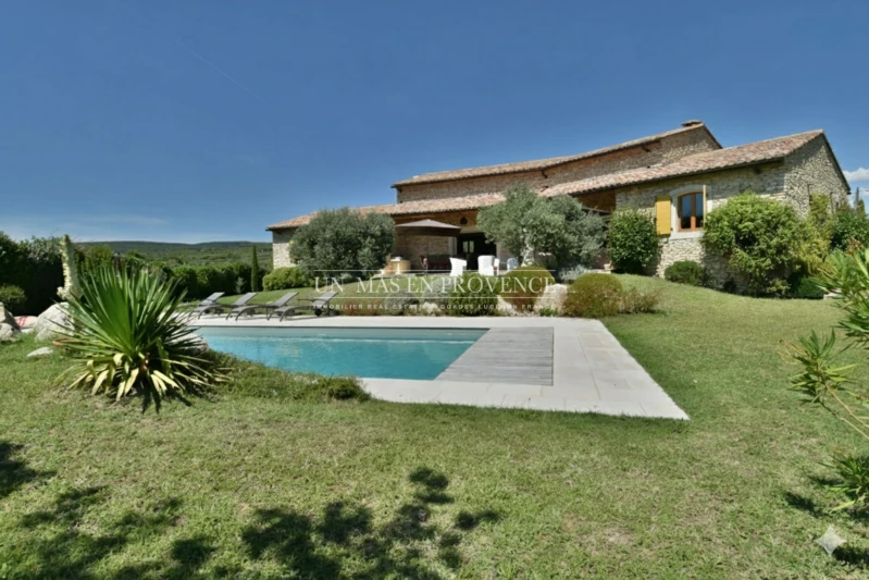 Location saisonnière villa provençale Gordes  Villa Gordes  Vacation rental villa  4 bedrooms   240&nbsp;m&sup2;