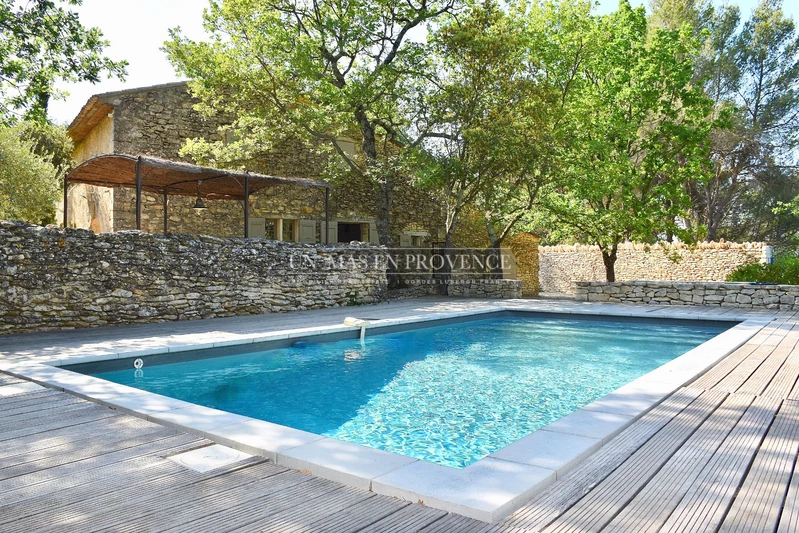 Location saisonnière ancienne bergerie Lacoste  Ancienne bergerie Lacoste Luberon,  Location saisonnière ancienne bergerie  4 chambres   160&nbsp;m&sup2;