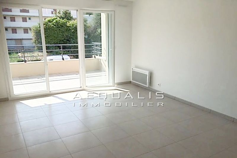 Photo Appartement Saint-Laurent-du-Var Bord de mer, Location appartement 2 pièces 42 m²