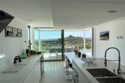 Vente maison contemporaine Grimaud Villa Indigo juillet 2021 cuisine terrasse vue 
