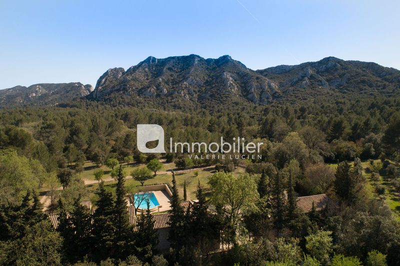 For sale - property - Eygalières - 2 190 000 € Photo Property Eygalières A 5 mn centre-ville, to buy property 4 bedrooms 300 m²