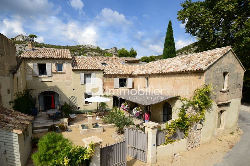 For sale - Village house - A 5 mn centre-ville Maussane-les-Alpilles - 1 360 000 € - Ref. 404V3820M Photo Village house Maussane-les-Alpilles A 5 mn centre-ville, to buy village house 4 bedrooms 305 m²