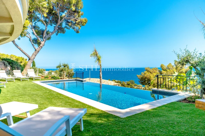 Location saisonnière villa Les Issambres  Villa Les Issambres  Location saisonnière villa  4 chambres   300&nbsp;m&sup2;