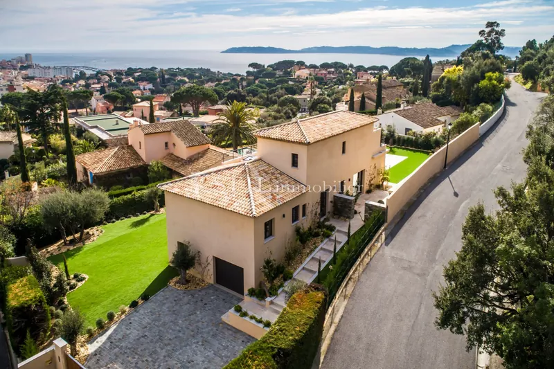 Location saisonnière villa Sainte-Maxime  Villa Sainte-Maxime Proche centre-ville,  Location saisonnière villa  5 chambres   266&nbsp;m&sup2;