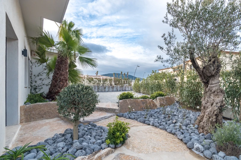 Location saisonnière maison Sainte-Maxime  Maison Sainte-Maxime  Location saisonnière maison  3 chambres   185&nbsp;m&sup2;