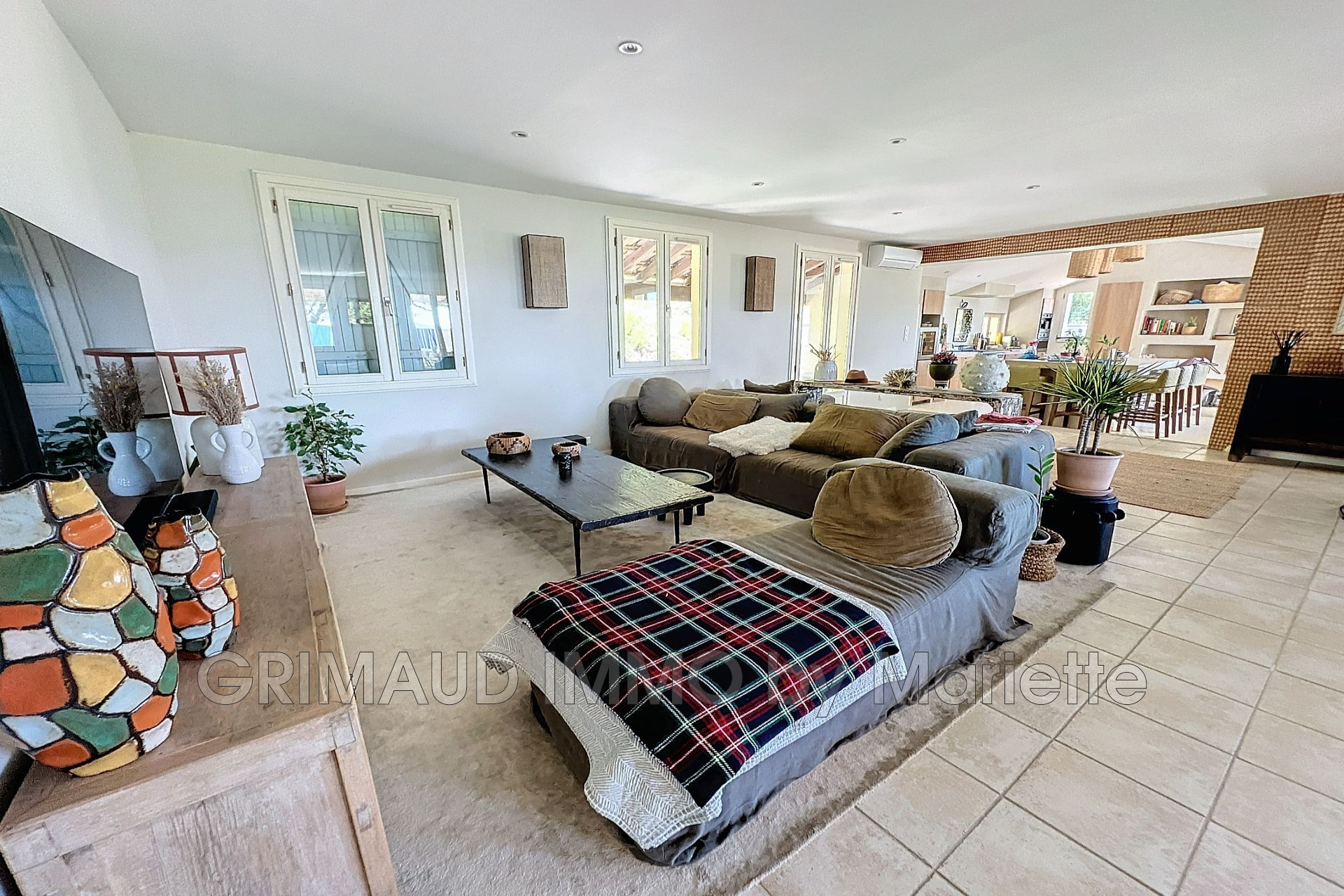 La Mole Beautiful property with pool