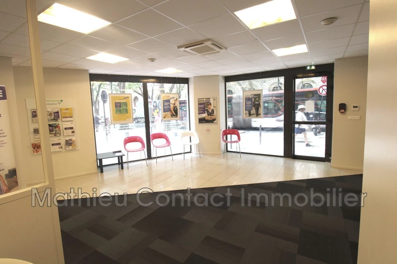 Photo Local commercial Nîmes Centre-ville,  Professionnel local commercial   105&nbsp;m&sup2;