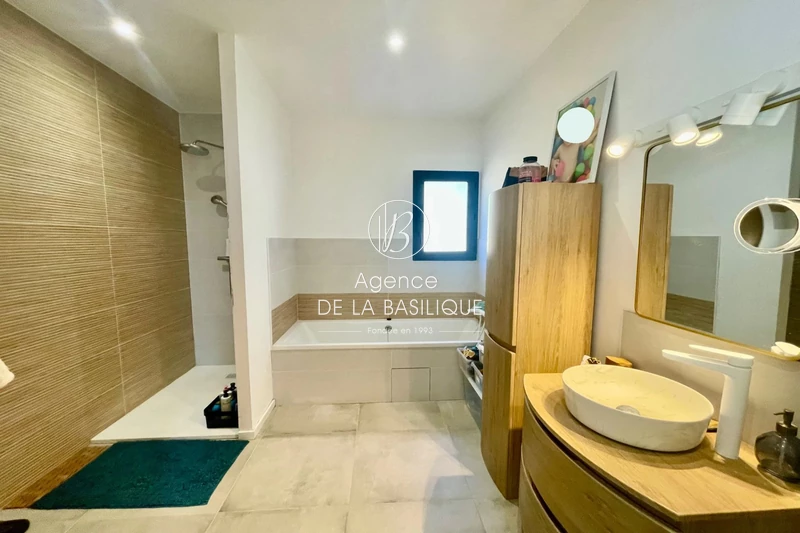 Photo n°9 - Vente Maison villa contemporaine Saint-Maximin-la-Sainte-Baume 83470 - 575 000 €