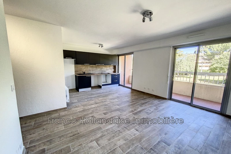 Photo Appartement Antibes Antibes hauteurs,  Location appartement  1 pièce   26&nbsp;m&sup2;