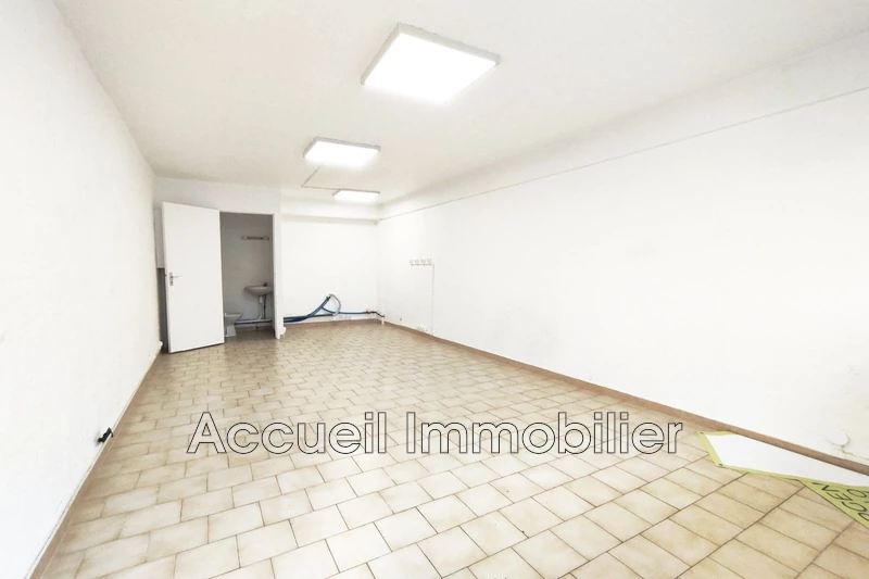 Photo Local commercial Le Grau-du-Roi Centre-ville,  Professionnel local commercial   25&nbsp;m&sup2;