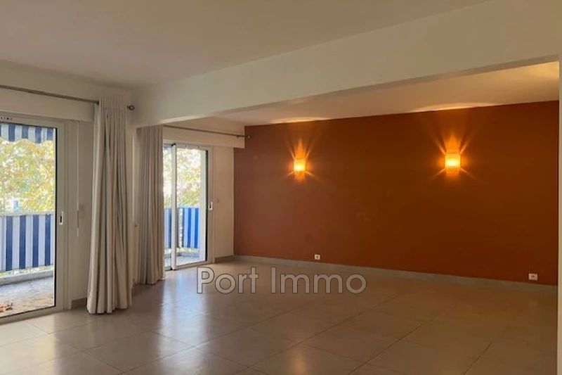 Appartement Cagnes-sur-Mer Centre-ville,  Location appartement  3 pièces   91&nbsp;m&sup2;