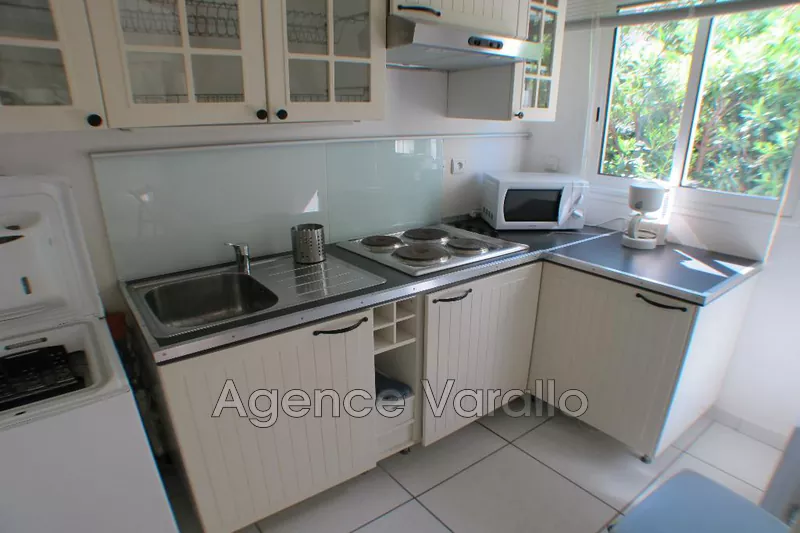 Appartement Juan-les-Pins Centre-ville,  Location appartement  2 pièces   39&nbsp;m&sup2;