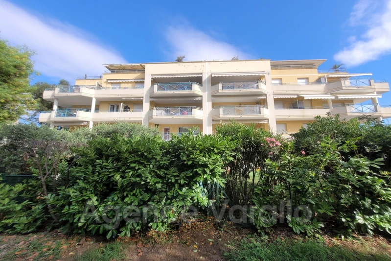 Photo Appartement Antibes Antibes hauteurs,  Location appartement  1 pièce   21&nbsp;m&sup2;