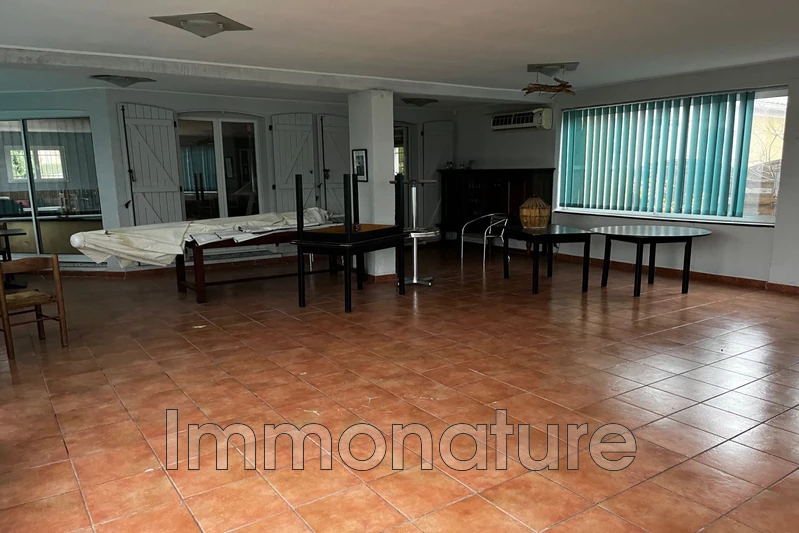 Professionnel local commercial Moulès-et-Baucels  