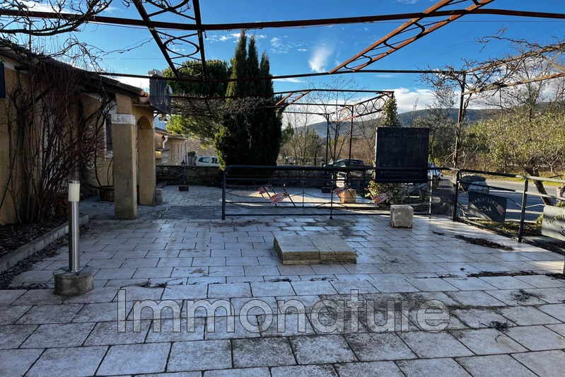 Professionnel local commercial Moulès-et-Baucels  