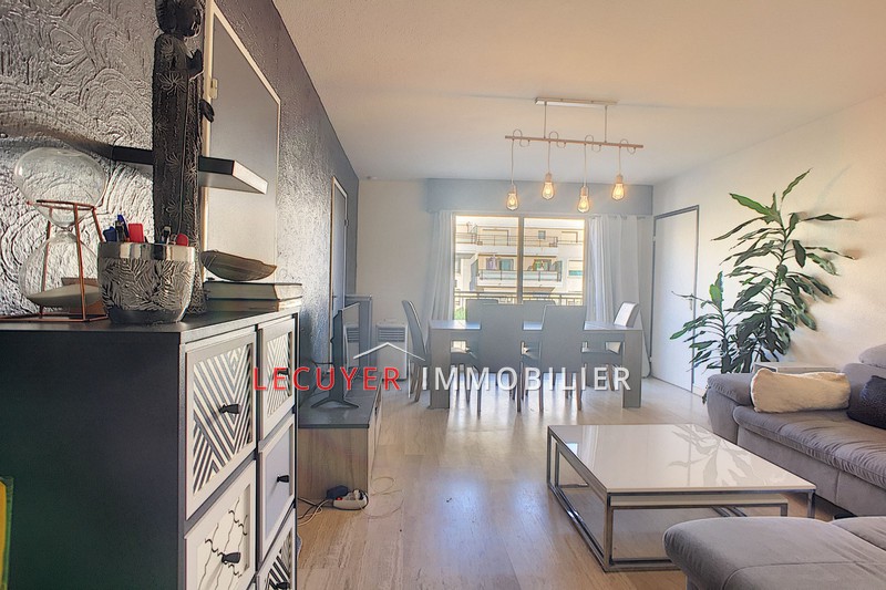 Photo Appartement Golfe-Juan Centre-ville, Location appartement 1 pièce 32 m²