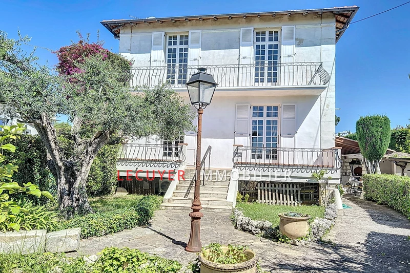 maison  6 pièces  Golfe-Juan Proche plages  124 m² -   
